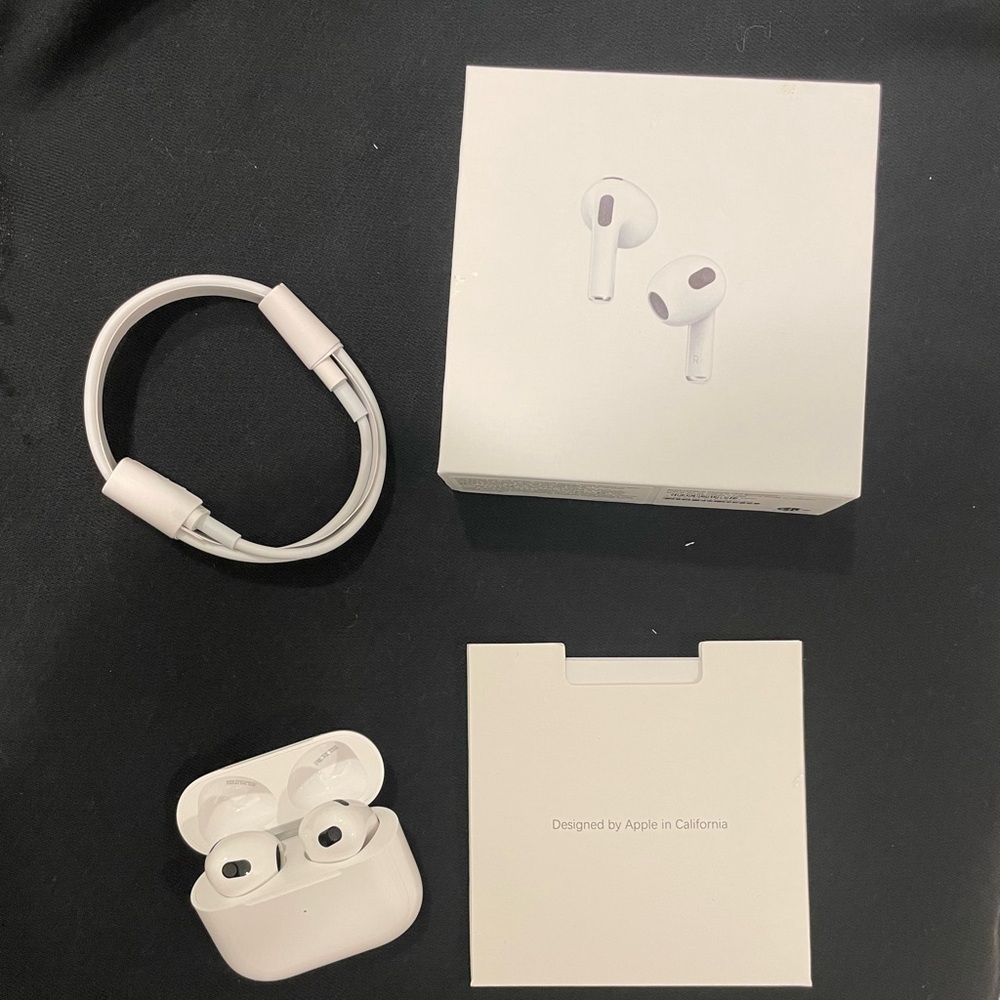 Apple White Wireless Earphones with Charging Case